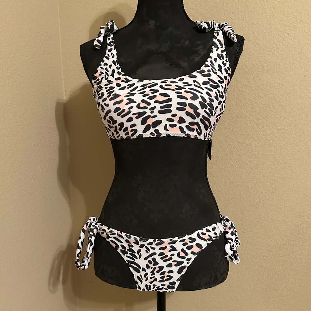 BLOOMING JELLY 2pc. Swimwear. NEW WITH TAG!  Size Small. So cute!